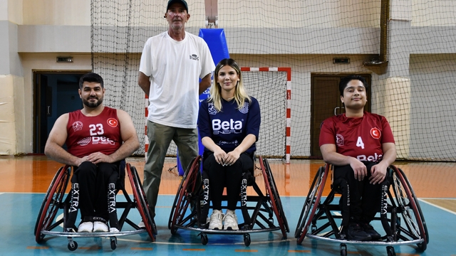 Kazada sakat kalan Azra, basketbolla hayata tutundu.