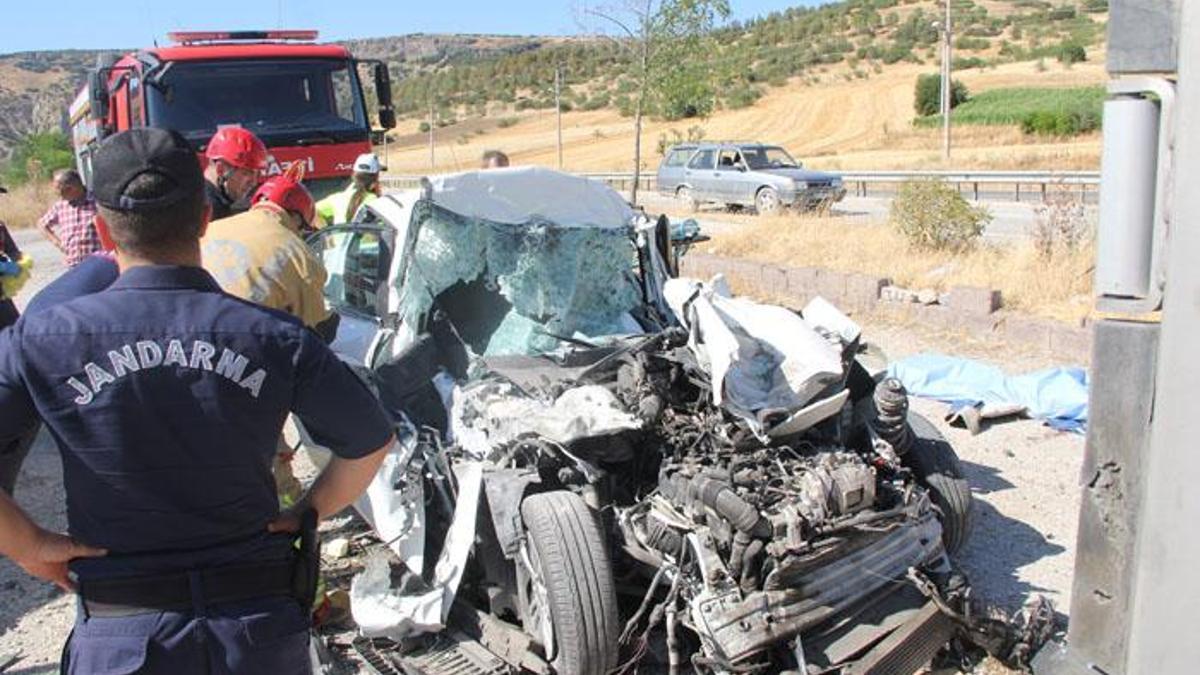 Manisa'da meydana gelen trajik kazada otomobil ile TIR çarpıştı, 4 kişi hayatını kaybetti.