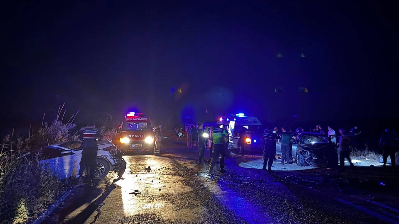 Balıkesir'de ardışık trafik kazasında 3 kişi hayatını kaybetti ve 6 kişi yaralandı.