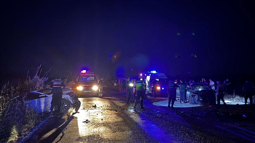Balıkesir'de ardışık trafik kazasında 3 kişi öldü, 6 kişi yaralandı.