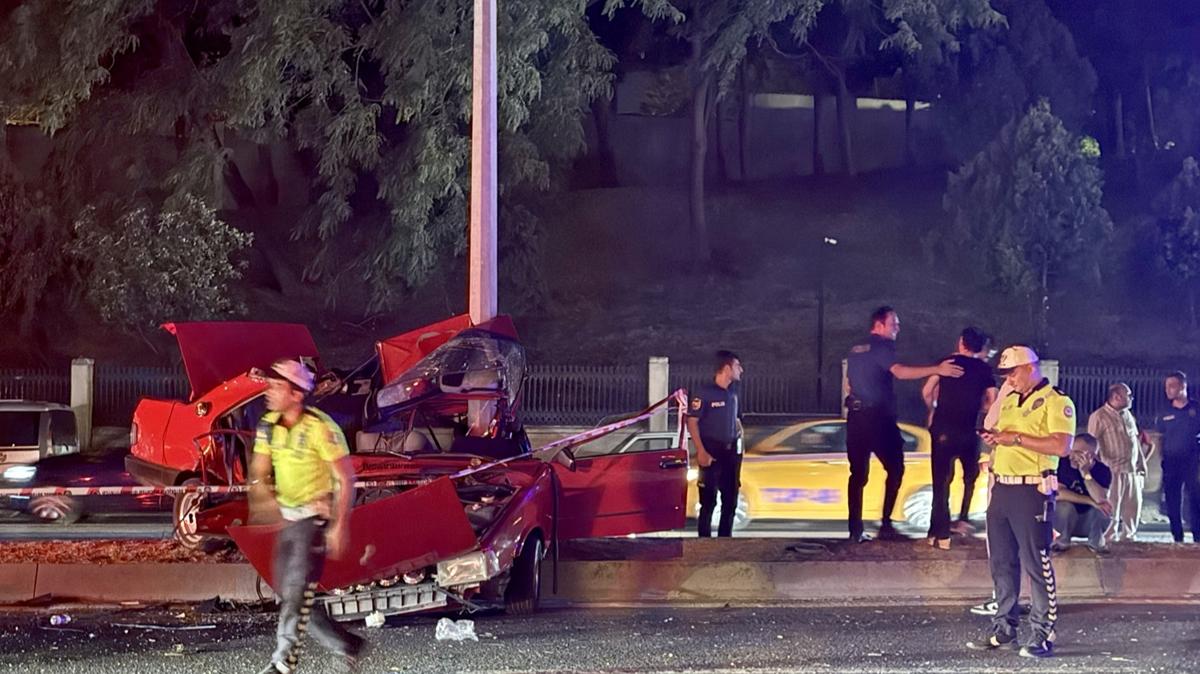 Eyüpsultan'da korkunç kaza: Otomobil direğe çarptı, ikiye bölündü.