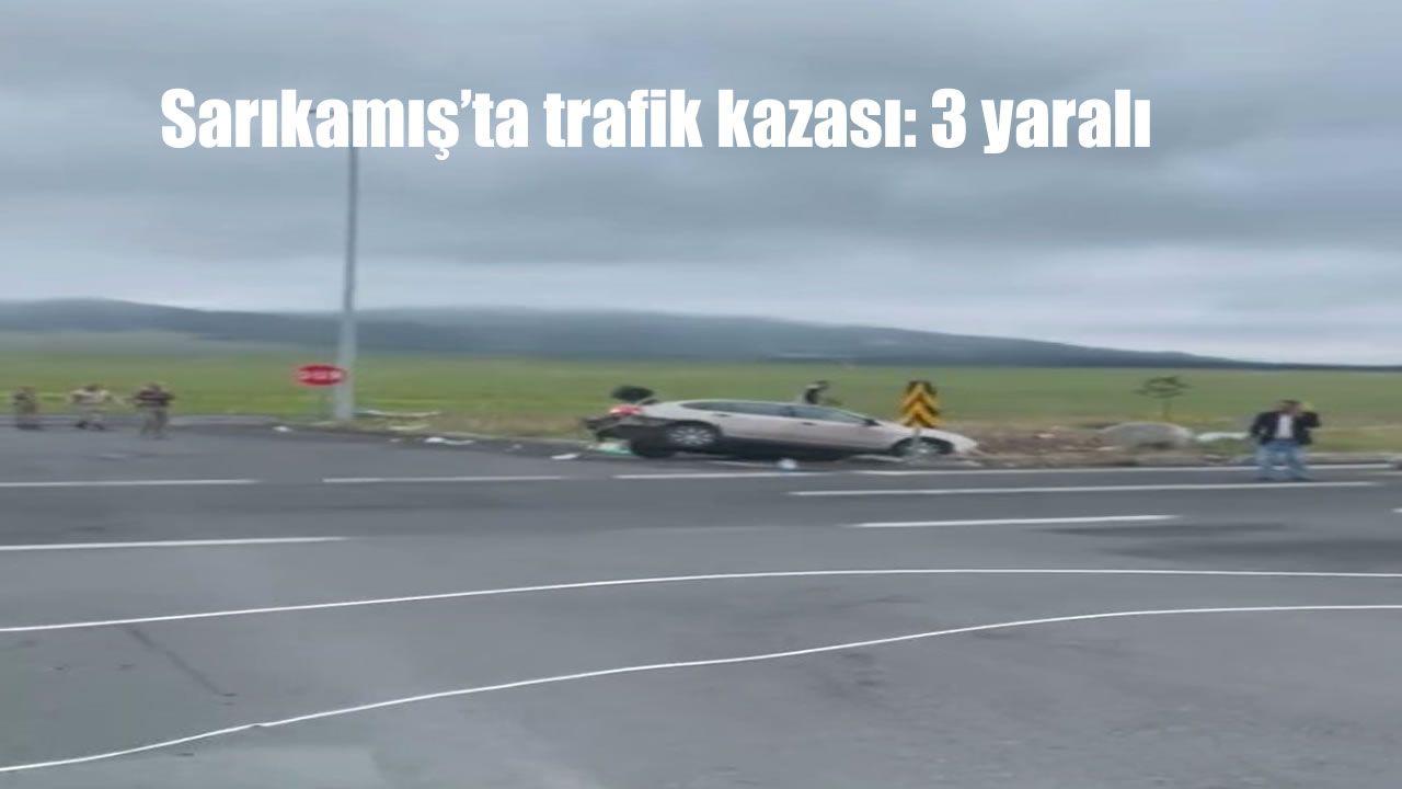 Sarıkamış'ta trafik kazasında 3 kişi yaralandı.