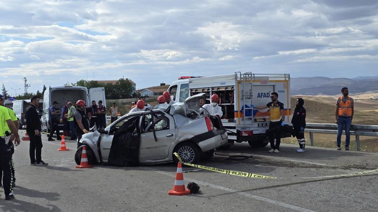 Yozgat'ta Şiddetli Kaza: Araç Parçalandı, 3 Kişi Yaşamını Yitirdi.