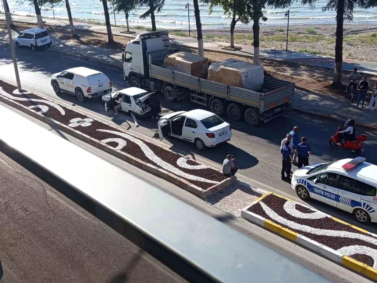 1 kişinin yaralandığı zincirleme trafik kazası Isparta'da meydana geldi.