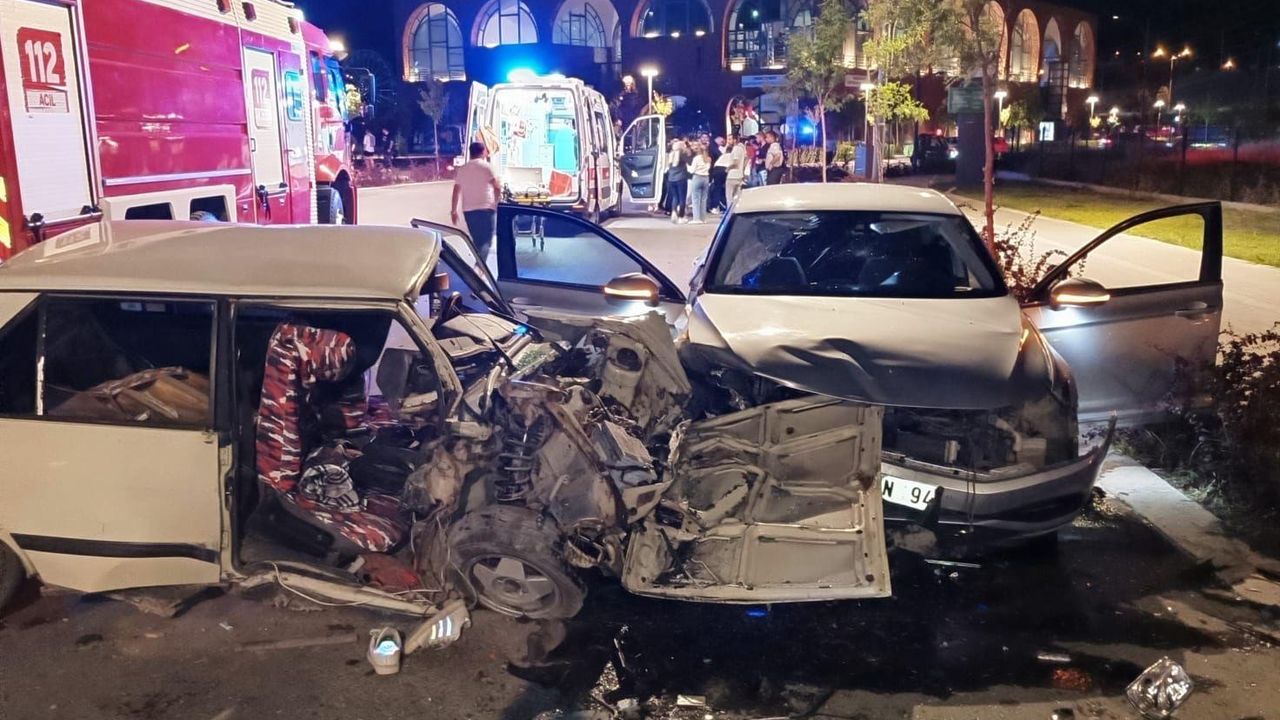 Korkunç Kaza Sonucu Tofaş Araç Parçalandı: 3 Kişi Yaralandı
