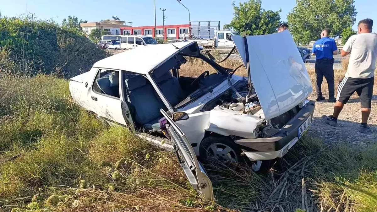 Manavgat'ta kaza: Tofaş aracı hasar aldı.