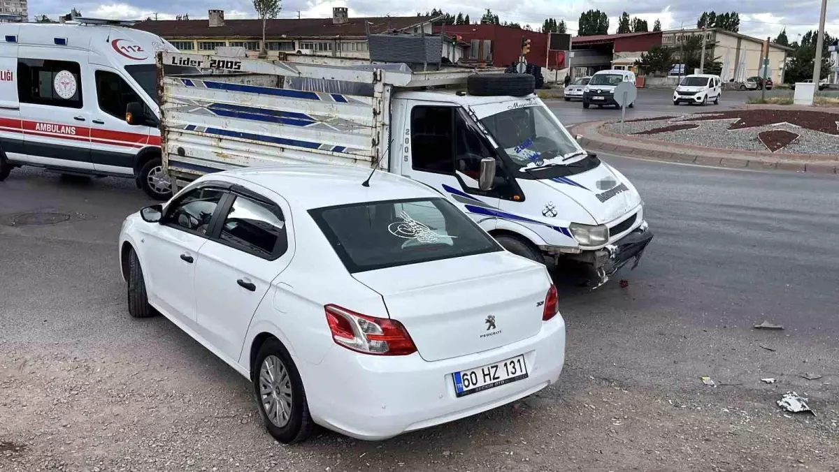 Sivas'ta Meydana Gelen Trafik Kazasında 3 Kişi Yaralandı.