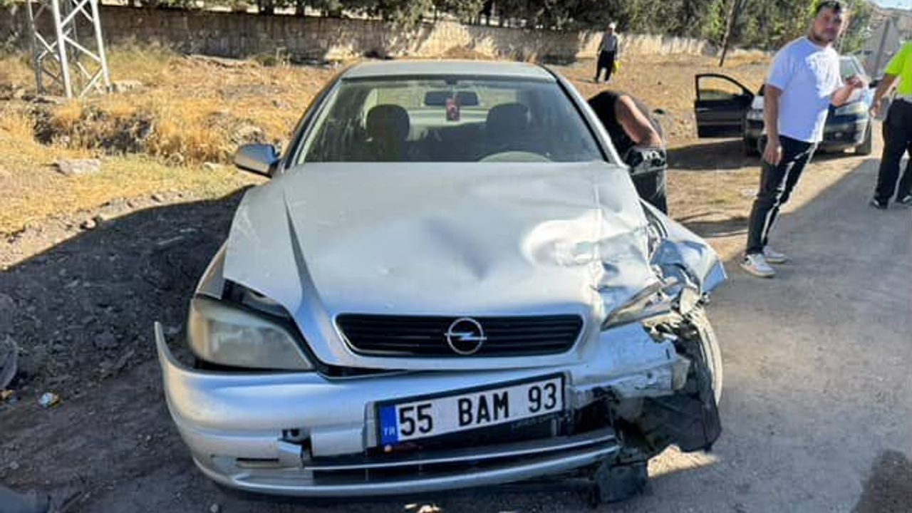 Antakya’da meydana gelen trafik kazasında 2 kişi yaralı oldu.
