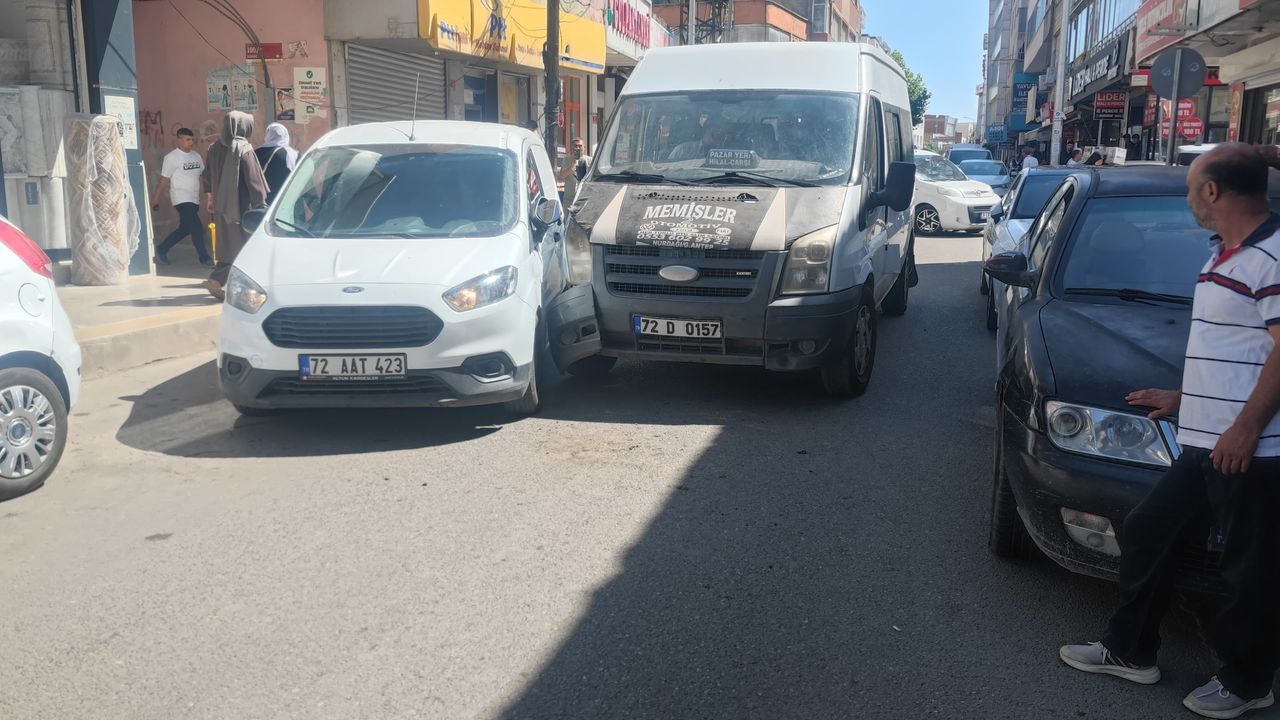 Maddi zarara yol açan kaza Mehtap Caddesi'nde meydana geldi.