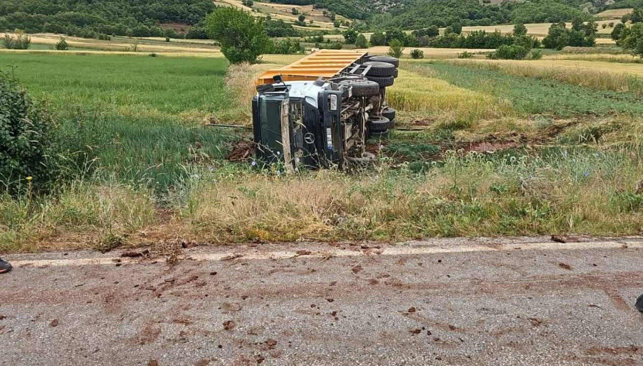 Tokat'ta korkunç kaza: Kamyon devrildi, sürücü hayatını kaybetti.