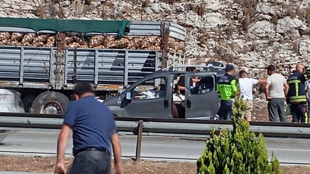 Adana'da meydana gelen trafik kazasında 5 kişi yaşamını yitirdi.