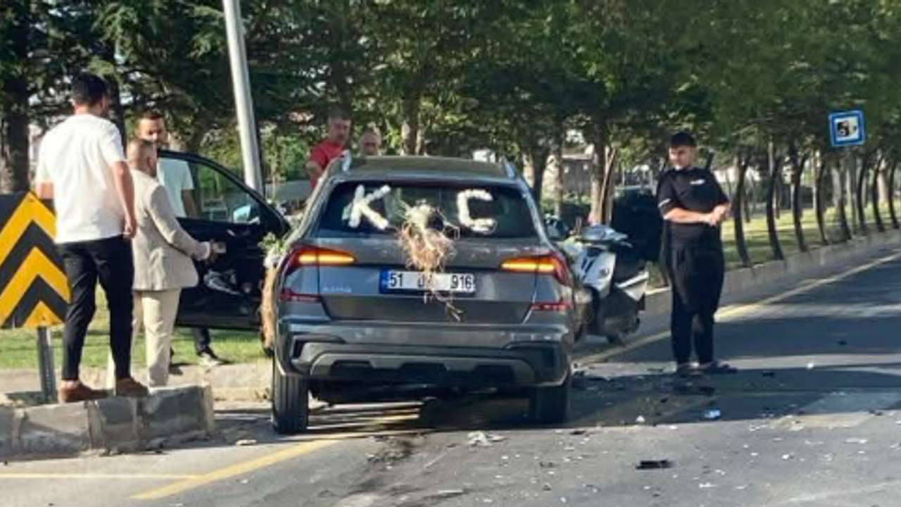 Düğün arabası kaza geçirdi.