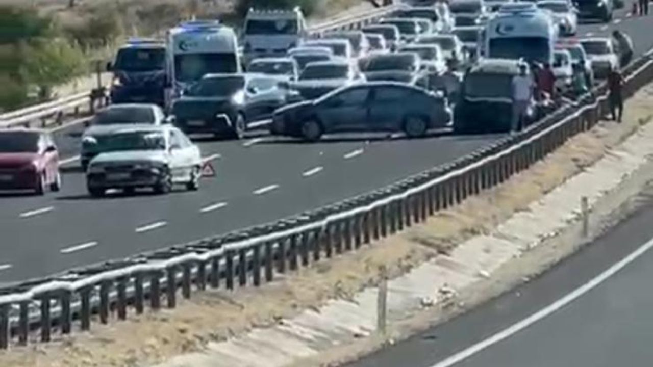 Eskişehir yolunda araçlar zincirleme kazaya karıştı.
