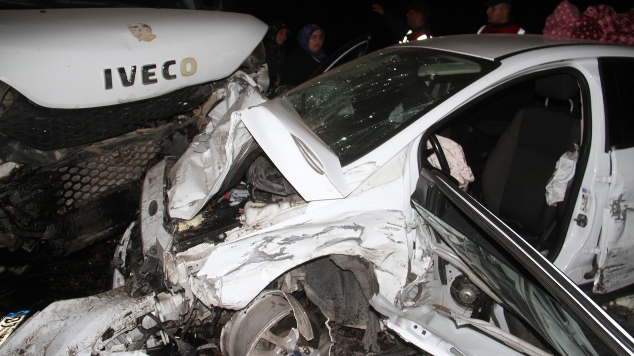Konya'da ciddi zincirleme trafik kazası: 3 araç çarpıştı, 7 kişi yaralandı.