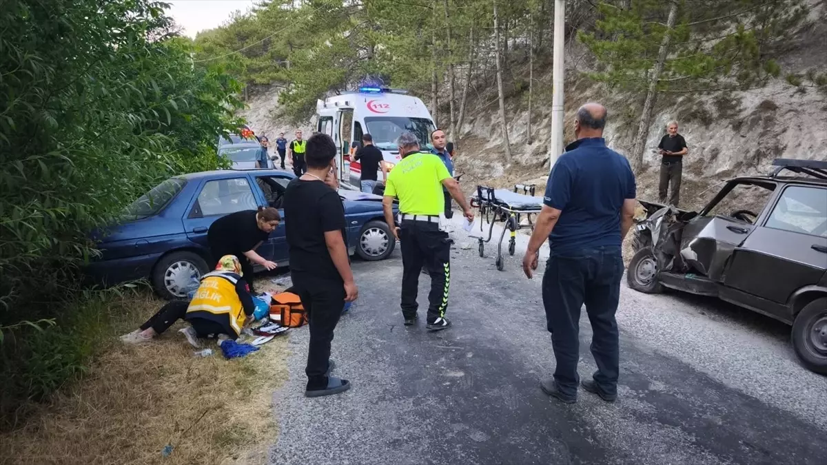 Kütahya'da trafik kazasında 5 kişi yaralandı.