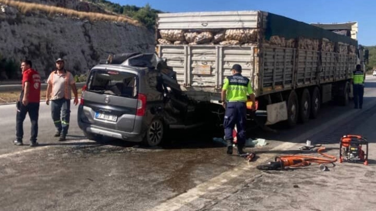 Pozantı-Adana Otoyolu'nda 5 kişi hayatını kaybetti, 1 kişi ağır yaralandı.