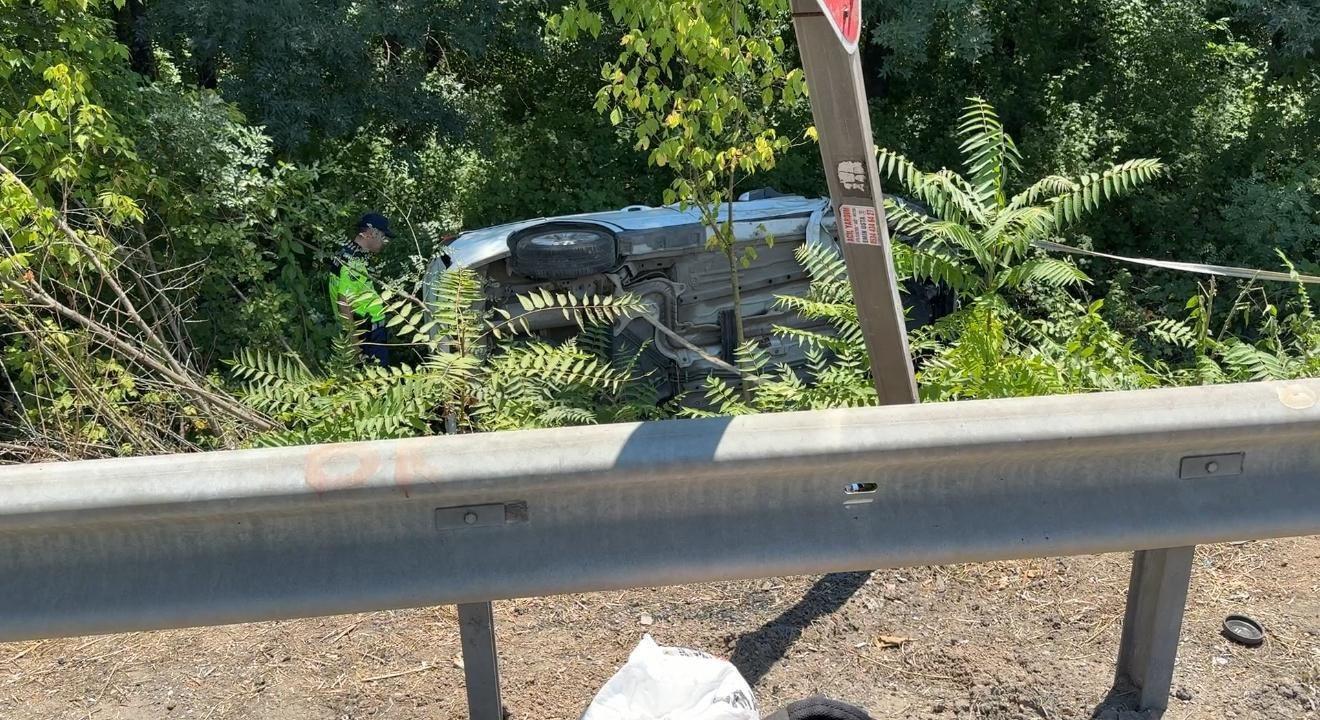 Sakarya'da Araç Şarampole Uçtu: Hafif Ticari Araç Kaza Yaptı