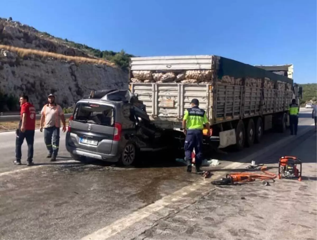Tarsus'ta trafik kazasında 5 kişi hayatını kaybetti.