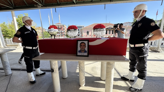 Elazığ'da hayatını kaybeden polis memuru Diyarbakır'da defnedildi.