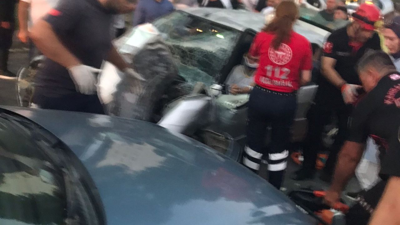 Kahramanmaraş'ta Karaokur Bulvarı'nda Trafik Kazası: 3 Kişi Yaralandı