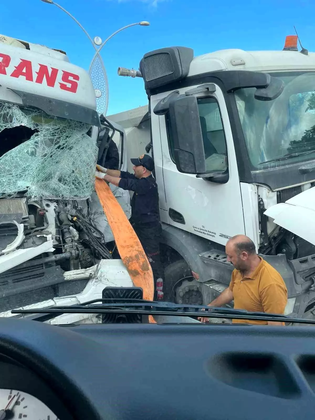 Van'da Traktör ve Kamyon Çarpıştı: 1 Yaralı