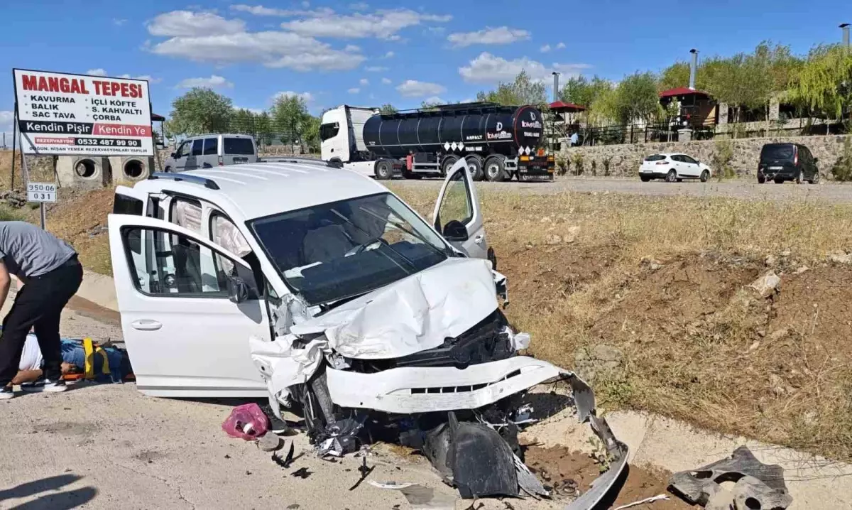 Bingöl'de Trafik Kazası: 3 Kişi Yaralandı