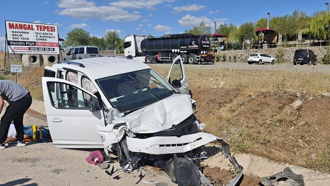Bingöl'de Trafik Olayında 3 Kişi Yaralandı