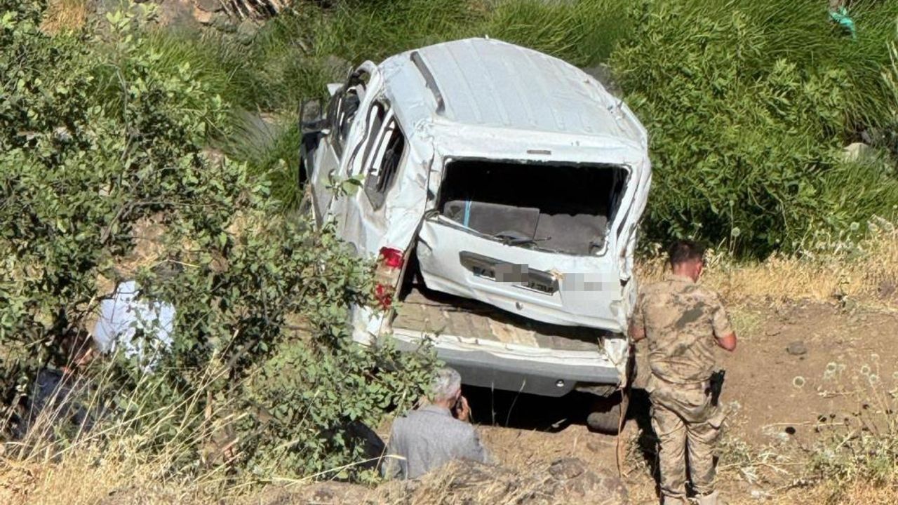 Elazığ'da Hafif Ticari Araç Şarampole Devrildi, 1 Kişi Hayatını Kaybetti