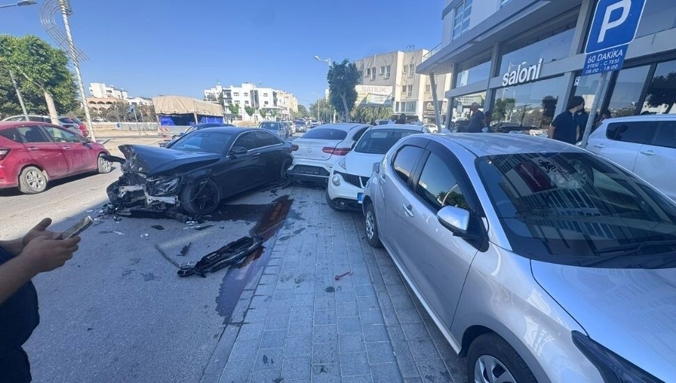 Gönyeli'de ardışık trafik kazası: Yaralanan olmadı