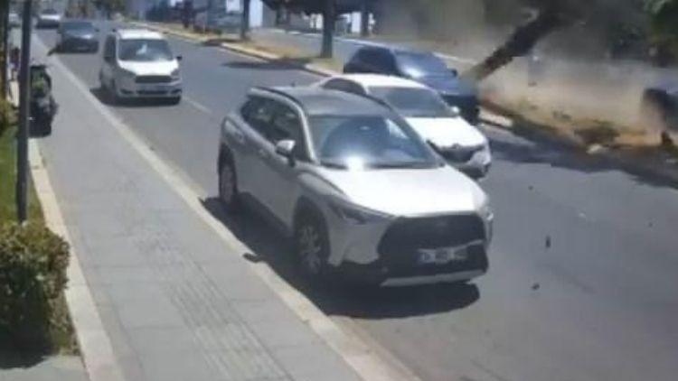 İstanbul'da korkunç kaza: Ağaca çarptı ve karşı yöne geçti, 4 kişi yaralandı.