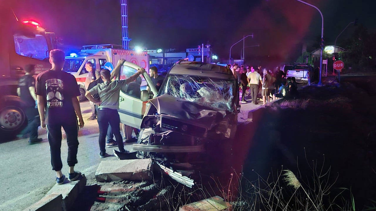 İzmir'de iki farklı trafik kazasında 1 kişi hayatını kaybetti, 15 kişi ise yaralandı.