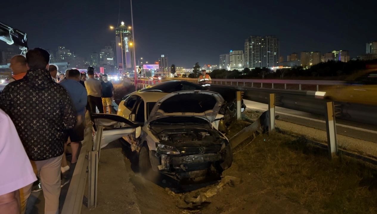 Makas yaparken kaza: İki araç yol ayrımına saptı.