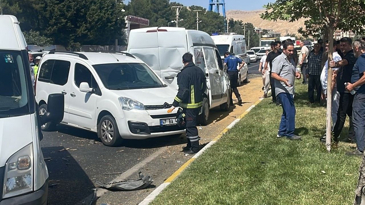 Mardin'de ardışık trafik kazasında 3 kişi yaralandı.