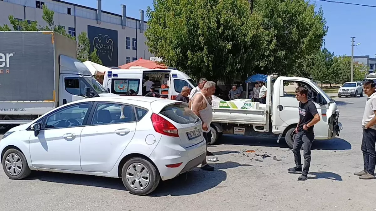 İnegöl'de Trafik Kaza Sonucu 3 Kişi Yaralandı.