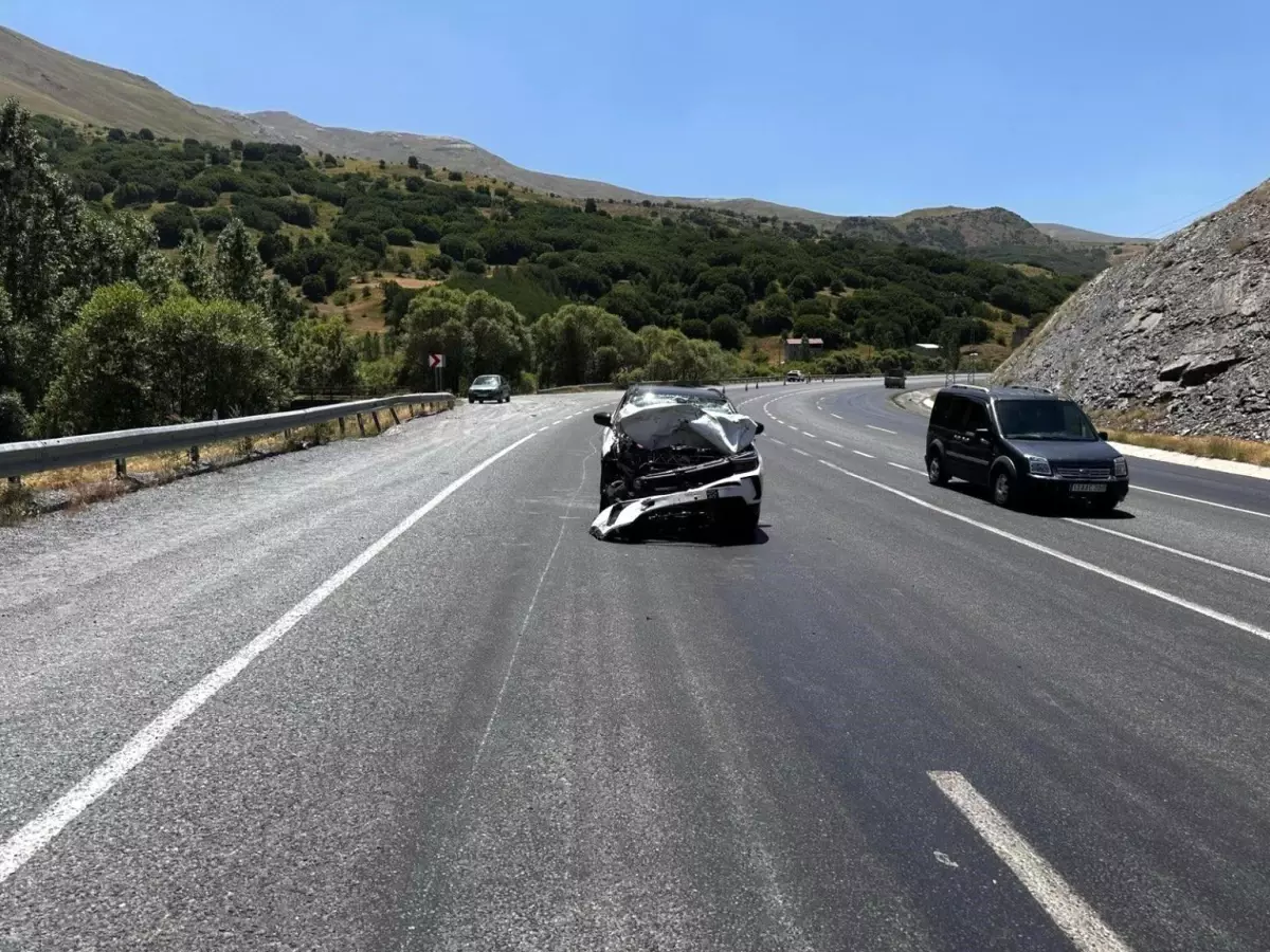Tatvan'da 5 kişi yaralandı trafik kazasında.