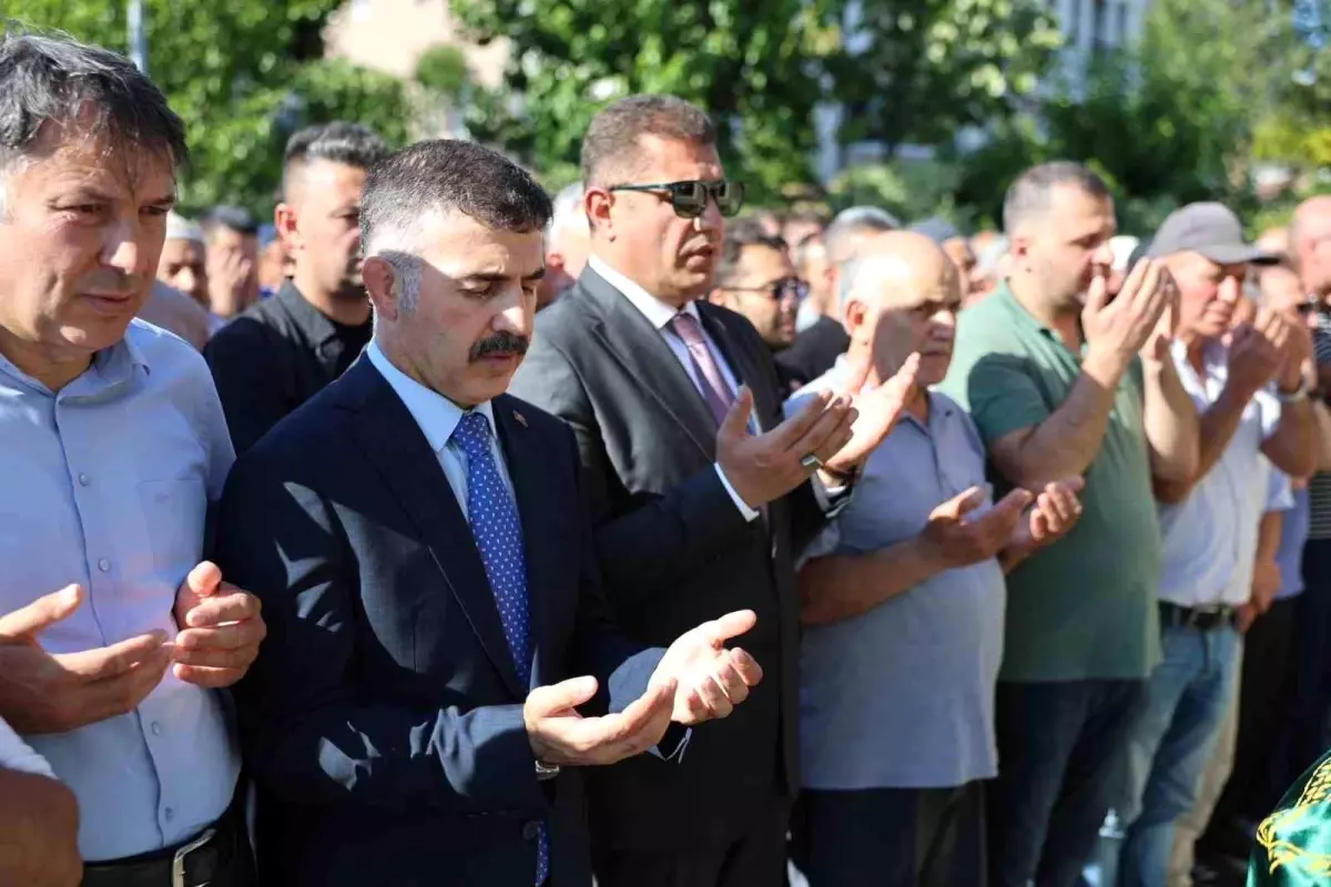 Düzce'de trafik kazasında hayatını kaybeden güvenlik görevlisine veda edildi.