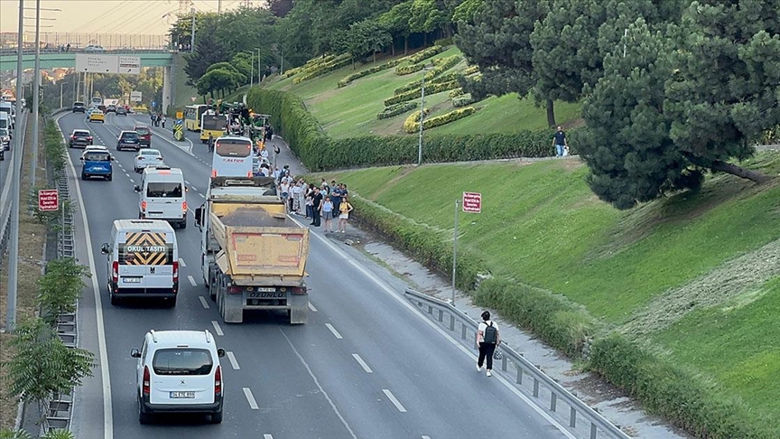 Eyüpsultan'da kaza yapan hafriyat kamyonu trafik sıkışıklığına sebep oldu.
