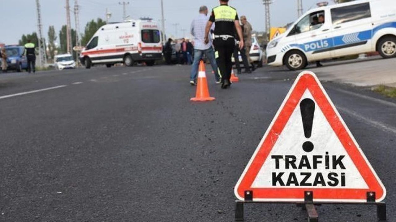 İzmir'de ardışık trafik kazasında 1 kişi hayatını kaybetti.
