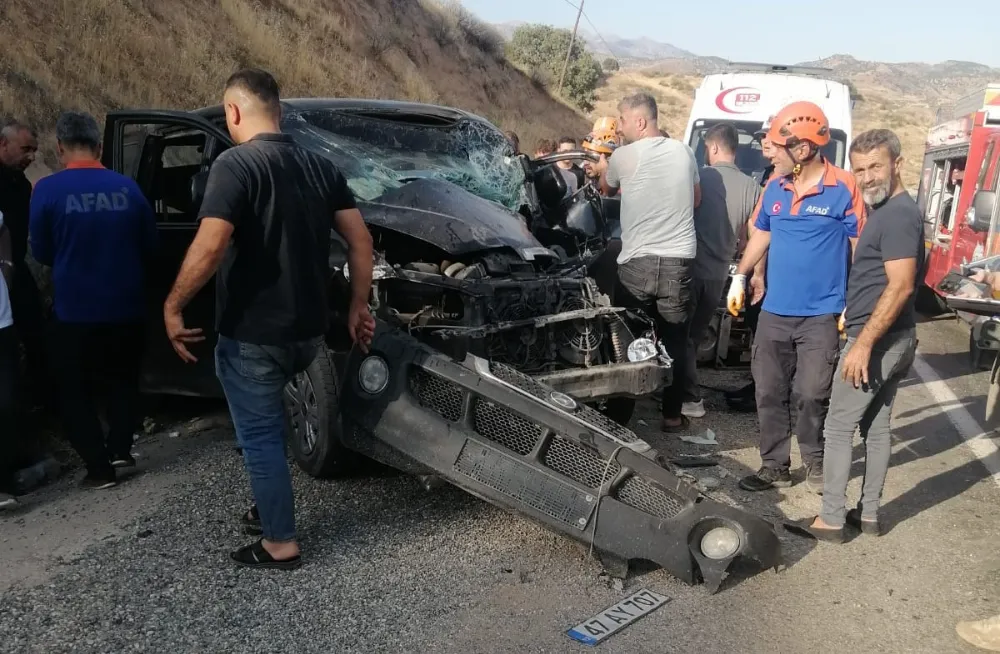 Kozluk'ta Panelvan Minibüs, Biçerdövere Çarptı – Sürücü Yaralı