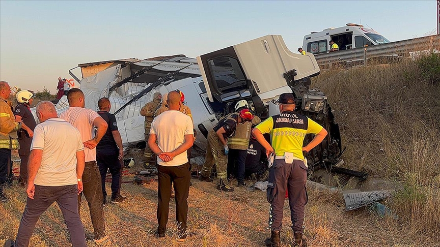 Kuzey Marmara Otoyolu'nda şarampole devrilen tırda 2 kişi öldü.