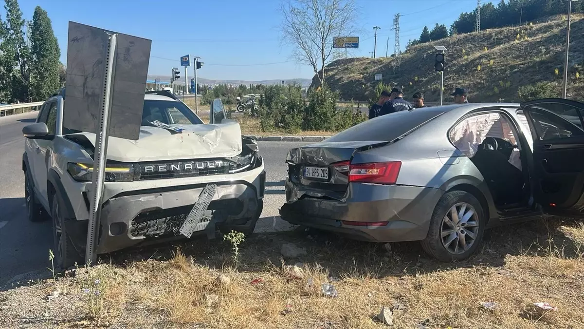 Trafik Kazası Sivas'ta: 5 İnsan Yaralandı