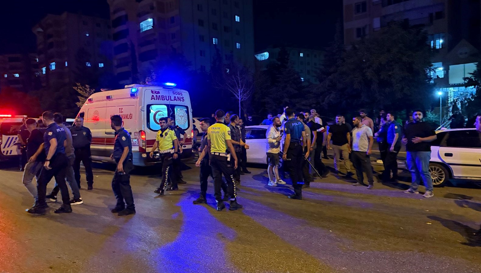 Trafik kazası sonrası kaos: 6 yaralı, 12 kişi tutuklandı.