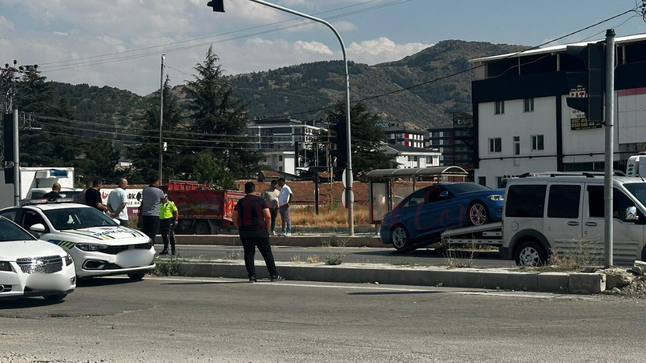 Trafik kazasında maddi zarar oluştu.