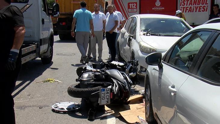 Üsküdar’da 3 araç çarpıştı: Motosiklet sürücüsünün ayağı kopmuş.