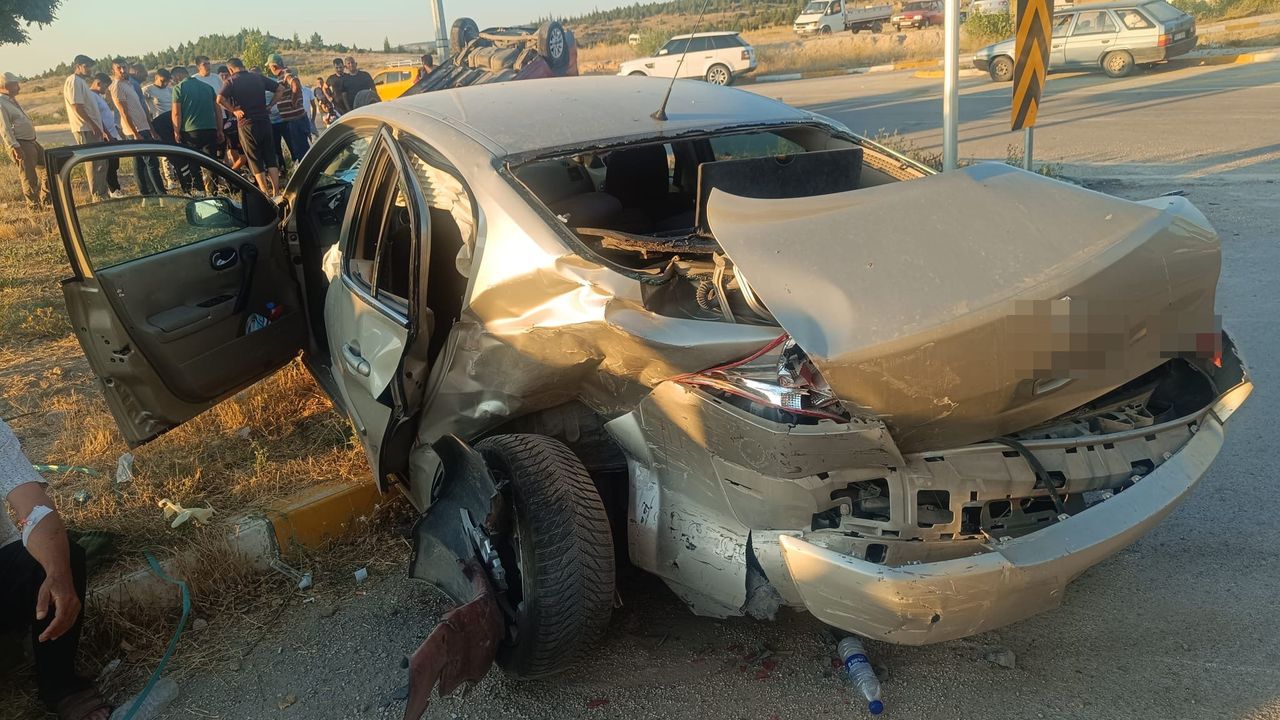 Afyonkarahisar'da trafik kazasında 9 kişi yaralandı.