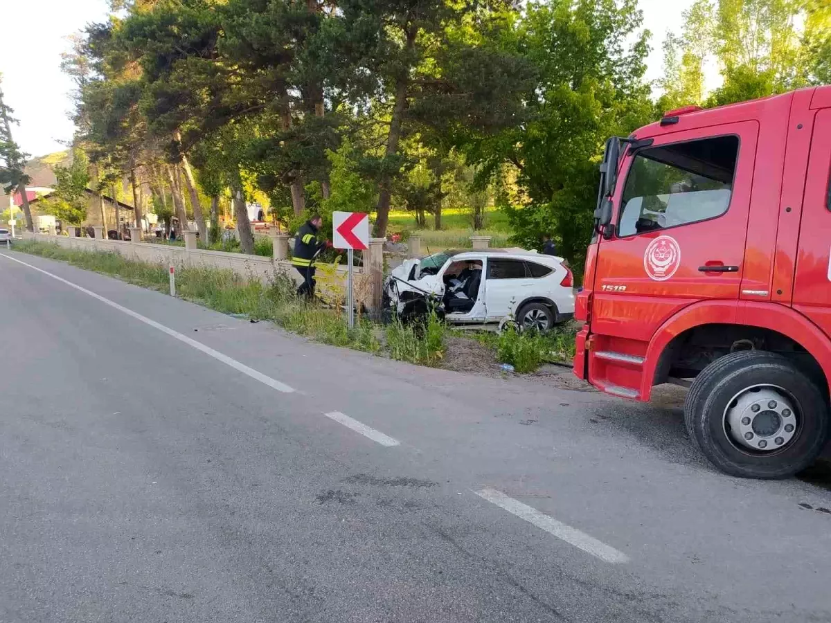 Bayburt ve Erzurum arasındaki yol keskin virajlar nedeniyle tehlikelidir ve bir tarafı tamamen kapatan trafik kazası meydana geldi.