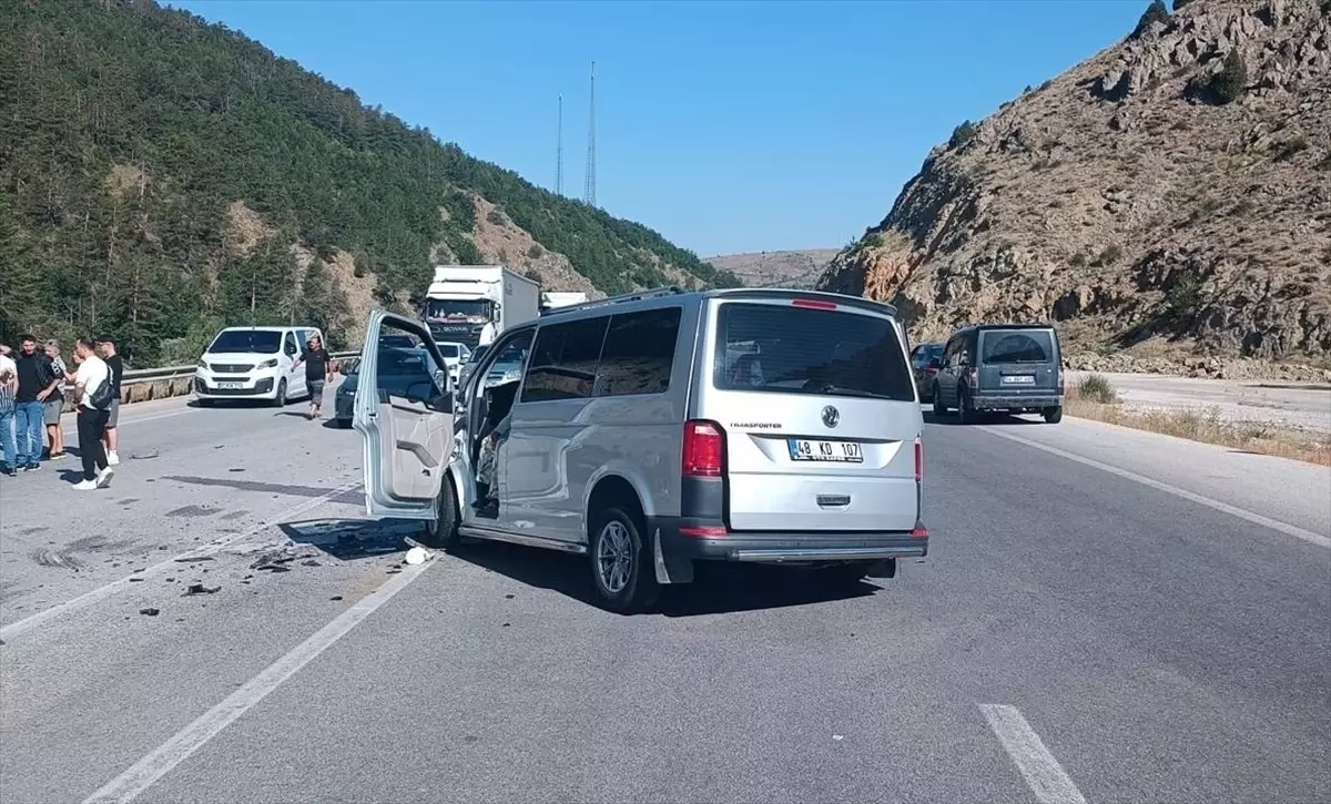 Erzincan'da Kaza: Bir Çocuk Öldü, 9 Yaralı var.