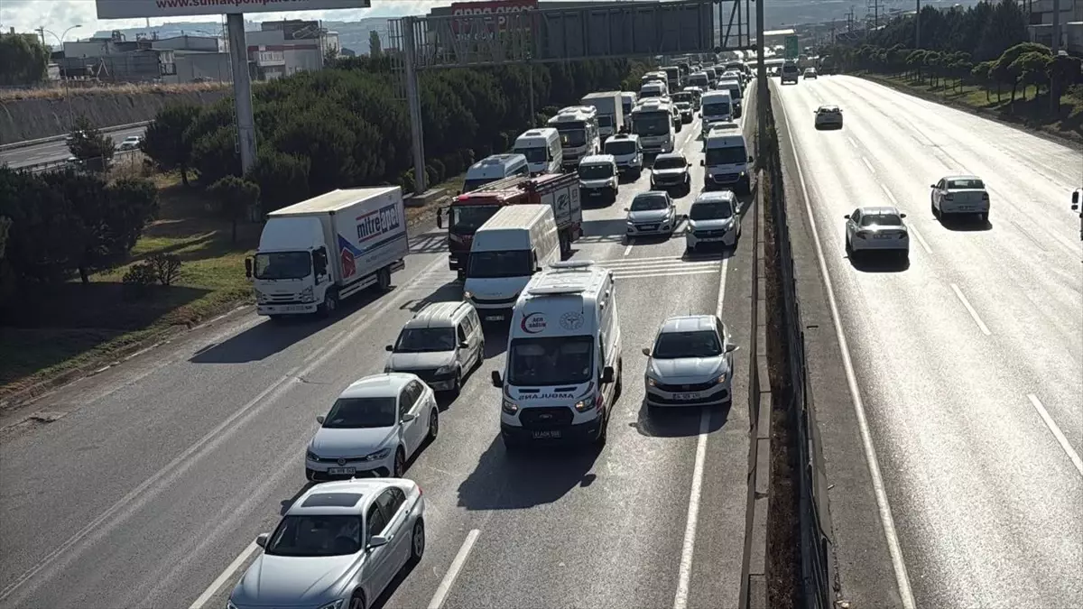 Kocaeli'de D-100 Karayolunda Zincirleme Trafik Kazası: 1 Kişi Yaralı