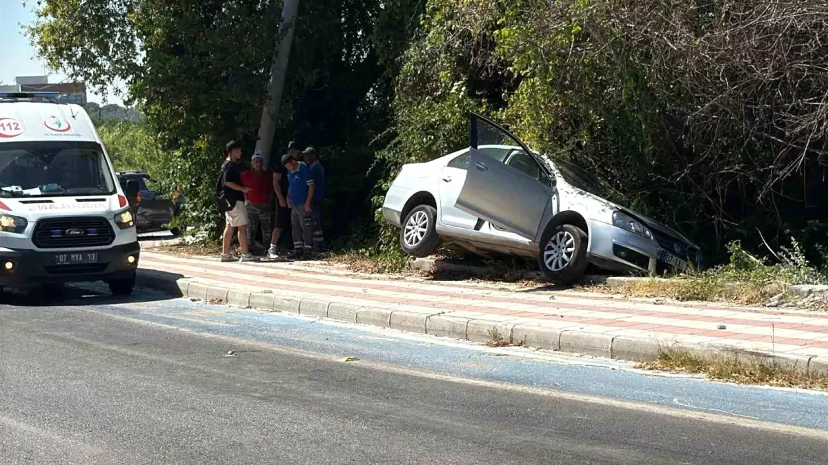 Manavgat'ta araç kaldırıma çıktı, trafik kazası oldu.