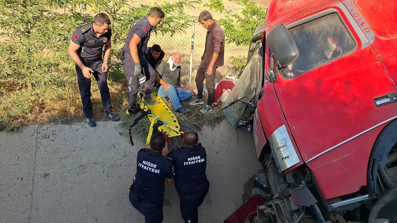 Niğde'de ardışık trafik kazası: 1 ağır yaralı, 16 yaralı.